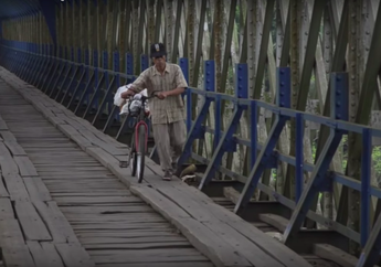 Menyusuri Jembatan Cirahong, Terasa Seperti Naik Wahana Permainan