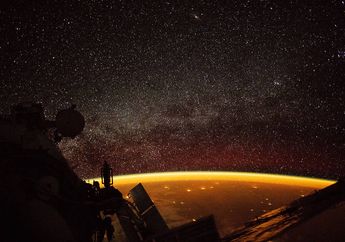 NASA Memotret Indahnya Warna Oranye yang Menyelimuti Horizon Bumi