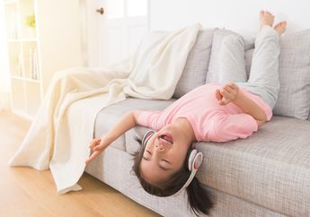 Sering Pakai Earphone Saat Tidur Sampai Terlelap? Ini 3 Bahayanya