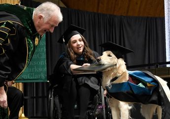 Hebat, Service Dog Ini Mendapatkan Gelar Diploma dari Universitas!