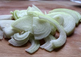 Memotong Bawang Bisa Membuat Kita Menangis, Ini Rahasia di Dalamnya