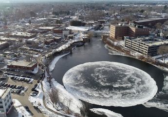 Wah, di Sungai Ini Ada Es Berbentuk Lingkaran Mirip Crop Circle!