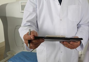 Kebanyakan Tulisan Tangan Dokter Sulit Dibaca, Cari Tahu Sebabnya, yuk!