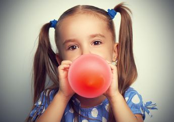 Mengapa Suara Kita Berubah Setelah Menghirup Gas Helium dari Balon?