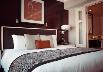 Mengapa di Kamar Hotel Tidak Ada Bantal Guling?