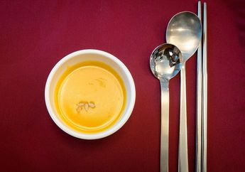 Mengapa Orang Korea Lebih Suka Makan dengan Menggunakan Sumpit Logam?