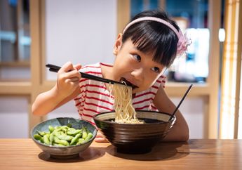 Tak Hanya Bikin Gemuk, Ini 6 Hal yang Terjadi Jika Makan Terlalu Malam