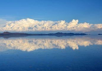 Berkunjung ke Salar de Uyuni, Danau Garam Sekaligus Cermin Alam Terbesar di Dunia, yuk!