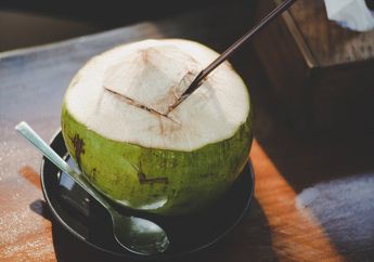 Buka Puasa dengan Air Kelapa, yuk! Bisa Menetralkan Asam Lambung, lo!