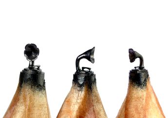 Bukan Kayu atau Batu, Seniman Ini Memahat Karyanya di Grafit Pensil