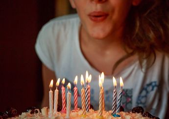 Sejak Kapan Ada Tradisi Meniup Lilin di Atas Kue Ulang Tahun, ya?