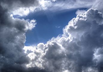 Berisi Air Berwarna Bening, Kenapa Awan Bisa Berwarna Putih, ya?