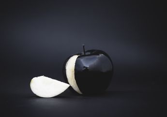Unik! Apel Ini Berwarna Hitam dan Harganya Sangat Mahal, Pernah Coba?