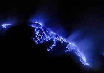 Hanya Ada di 2 Tempat di Dunia, Api Biru yang Ada di Kawah Ijen Itu Apa, ya?
