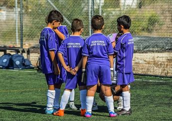 Pemain Sepak Bola Selalu Didampingi Anak-Anak Sebelum Permainan, Apa Alasannya?