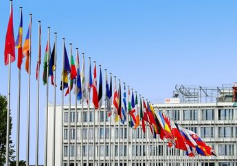Bukan Hanya Indonesia dan Monako, Negara-Negara Ini juga Miliki Bendera yang Mirip