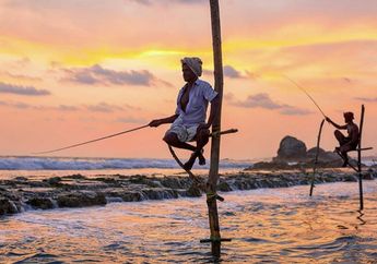 Satu-Satunya di Dunia, Memancing di Atas Egrang di Laut, Pernah Tahu?