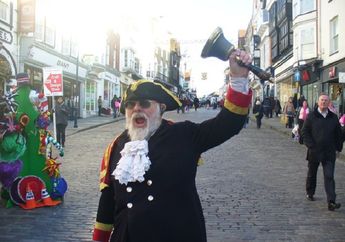 Town Crier, Pembaca Pesan Sejak Abad 18 yang Masih Ada Hingga Sekarang