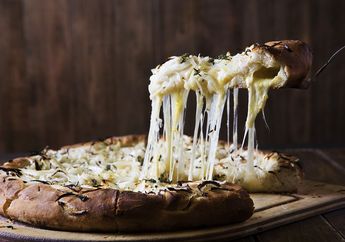 Mengapa Keju Mozzarella Lebih Mudah Meleleh Dibandingkan Keju Cheddar?