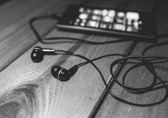 Sering Dengarkan Musik Pakai Earphone Sampai Tidur? Hati-Hati, Ini 3 Bahayanya