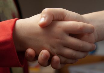 Kita Bersalaman Ketika Berkenalan dengan Teman Baru, dari Mana Asal-usulnya?