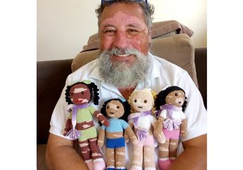 Mengalami Vitiligo, Seorang Kakek Asal Brasil Merajut Boneka dengan Kondisi yang Sama