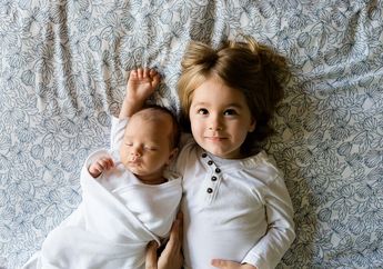 Mendapat Nutrisi dari Ibu, Apa Adik Bayi Juga Buang Air Kecil dalam Perut Ibu?