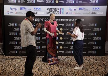 Wah, Robot Sofia yang Pintar Mengunjungi Indonesia, Ia Mengenakan Kebaya, lo!