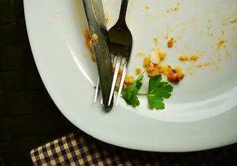 Noda Minyak di Piring Sebaiknya Tidak Langsung Dibersihkan dengan Sabun, Ikuti Tips Ini, yuk!