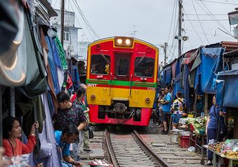 Di Thailand Ada Pasar di Sisi Jalur Kereta Api, Inilah Maeklong Railway Market!