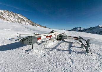 Keren! Lego Buat Replika Pesawat X-Wing Star Wars di Pegunungan Swiss