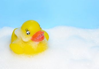 Digunakan untuk Menemani Mandi, Cari Tahu Sejarah Bebek Karet, yuk!
