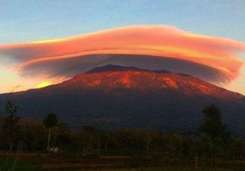 Meski Cantik, Fenomena Topi Awan di Gunung Ini Berbahaya