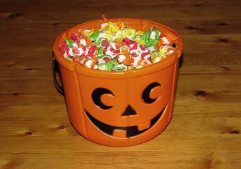 Ternyata Awalnya Halloween Tidak Identik dengan Membagikan Permen!