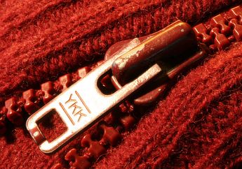 Pernah Lihat Tulisan 'YKK' di Resleting? Apa Maknanya, ya? #AkuBacaAkuTahu