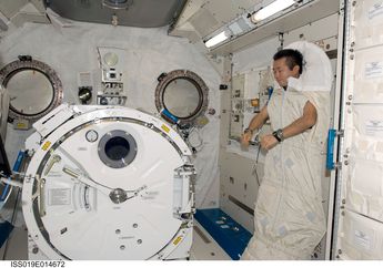 Matahari Terbit 16 Kali di Stasiun Antariksa, Bagaimana Astronaut Bisa Tidur?