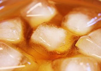 Mengapa Es Batu Bisa Mengapung di Atas Minuman dan Tidak Tenggelam?