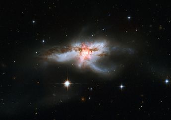 Wah, Para Astronom Temukan Sebuah Galaksi dengan Tiga Lubang Hitam!