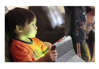 Berapa, sih, Waktu yang Aman Bermain Gadget Agar Mata Tetap Sehat?