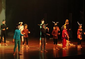 Teater Musikal Cerita di Rimba Wanakanaka oleh Sanggar Anak Akar
