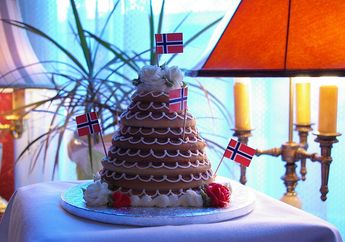Kransekake, Kue Menara Khas Norwegia yang Disajikan Saat Natal