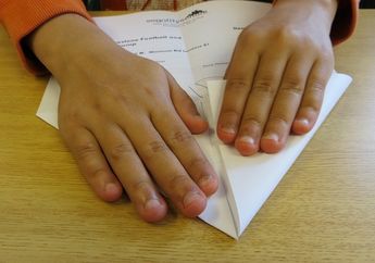 Berbeda dengan Pakaian, Lipatan di Kertas akan Meninggalkan Bekas, Kenapa Begitu?