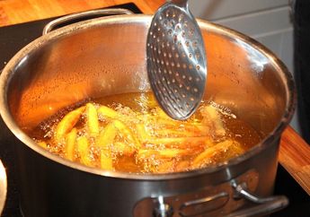 Jangan Langsung Buang Minyak Goreng Kotor yang Baru Dipakai Sekali, Gunakan 3 Bahan Ini untuk Bersihkan Minyak Goreng, Salah Satunya Kulit Pisang