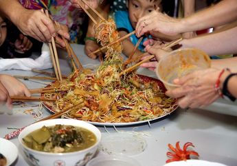 Makanan Khas Imlek Ini Unik! Sebelum Disantap, Harus Diangkat Tinggi-Tinggi, Kenapa, ya?