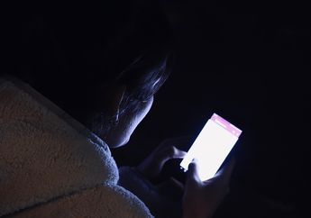Main Handphone di Tempat Gelap Bisa Berbahaya Karena Paparan Sinar Biru, Ini Cara Menguranginya