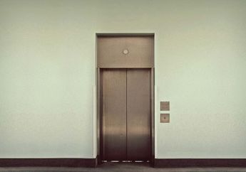 Pernah Menemukan Cermin di Dalam Lift? Ternyata Ini Fungsinya