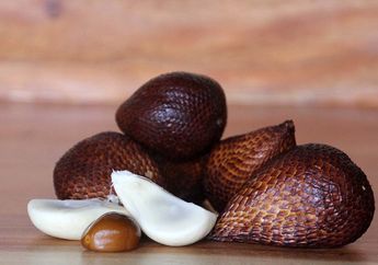 Mulai Sekarang Jangan Lagi Buang Kulit Ari Salak, Karena Ternyata Banyak Manfaatnya!