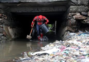 Keren! Spider-Man Indonesia Ini Rajin Membersihkan Sampah Demi Lingkungan!