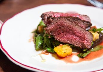 Banyak yang Suka, Apakah Steak Daging Sapi yang Belum Matang Aman untuk Dikonsumsi?