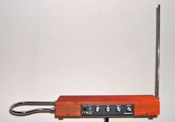 Theremin, Alat Musik Pertama yang Bisa Dimainkan Tanpa Menyentuhnya
